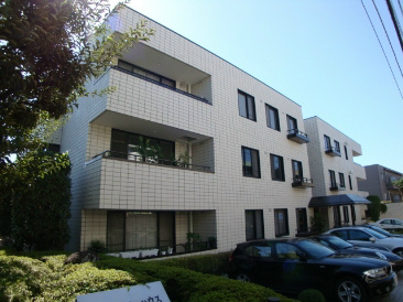 表参道シティハウス 【表参道シティハウス】は白のタイル貼りの高級マンションです。