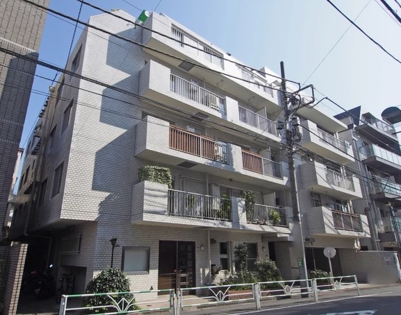 「メゾンドール北参道」グリーンモール商店街沿いに建つ重厚感がある外観のワンルーム！