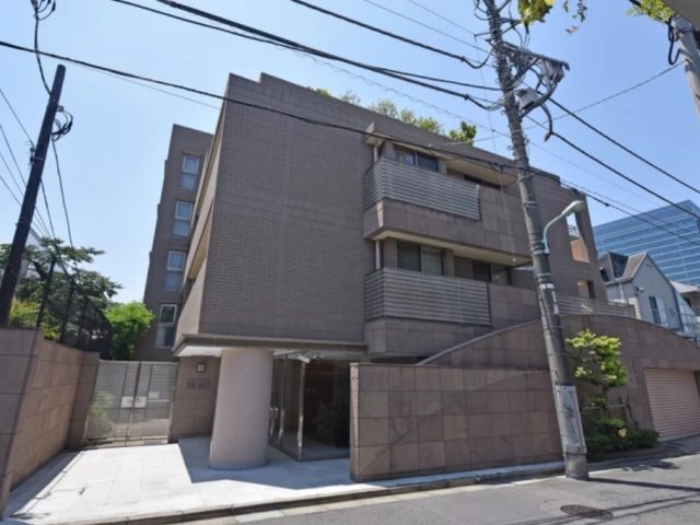 「ロワヴェール表参道」静寂な都心の丘の上に佇む高貴な邸宅!南西角部屋の2LDKの賃貸マンションをご紹介☆