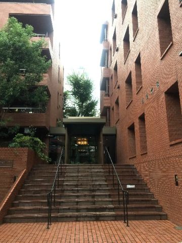 「原宿ペアシティ」閑静な環境に建つ、重厚感のある外壁タイル貼りの高級マンションを物件をご紹介☆彡