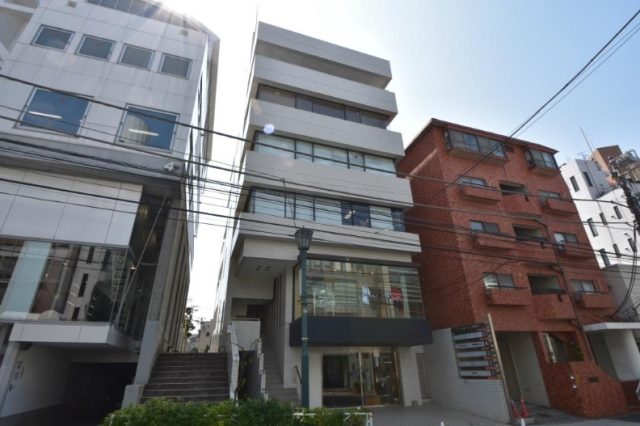 「ヴィラ・ロイヤル神宮前」天井高3メートル、東南角部屋につき明るい事務所物件をご紹介☆