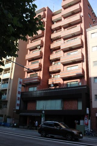 「キングダム御苑」外苑西通り沿いに建つ、外壁タイル貼りの分譲マンションをご紹介☆